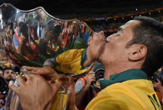 Tim Cahill beija o troféu que a Austrália conquistou da Copa da Ásia em 2015