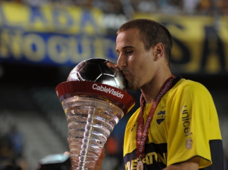 Palacio beija o troféu do Campeonato Argentino que o Boca Juniors ganhou em 2008