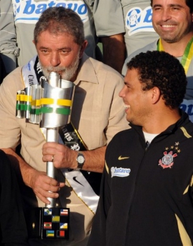Ao lado de Ronaldo, o ex-presidente Lula beija o troféu da Copa do Brasil que o Corinthians levou em 2009