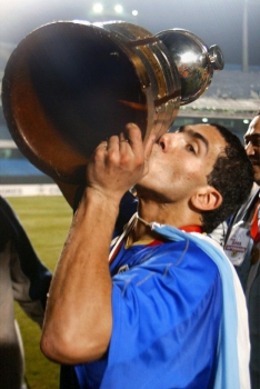 Tevez beija o troféu da Libertadores de 2003 que ganhou com o Boca Juniors