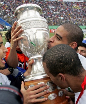 Adriano beija o troféu da Copa América que o Brasil ganhou em 2004
