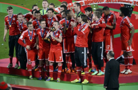 Ribéry beija o troféu do Mundial de Clubes que o Bayern de Munique ganhou em 2013