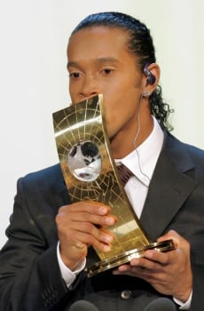 Ronaldinho beija o troféu de Melhor Jogador do Mundo de 2005