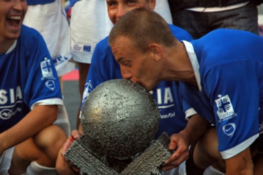O russo Arkady Tyurin beijo o troféu da Copa do Mundo de Sem-Teto de 2006