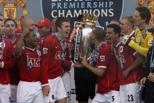 Vidic beija o troféu da Premier League que o Manchester United ganhou em 2007