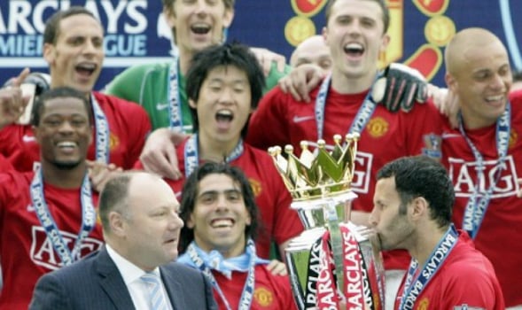 Ryan Giggs beija o troféu do Campeonato Inglês de 2008 que o United ganhou