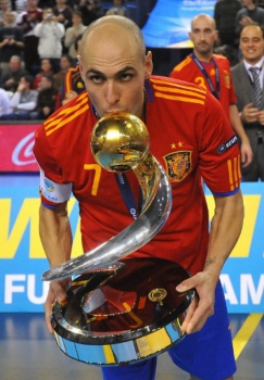 Javi Rodríguez, da Espanha, beijo o troféu da Eurocopa de futsal de 2010