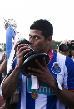 Hulk beija o troféu da Taça de Portugal em 2011
