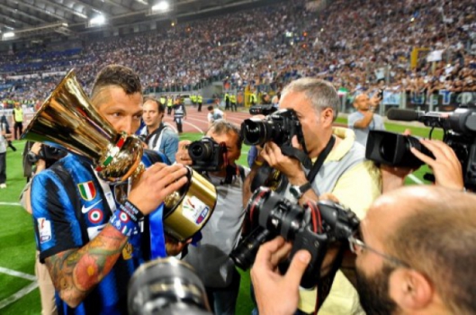 Materazzi beija a taça da Copa da Itália que a Internazionale ganhou em 2011