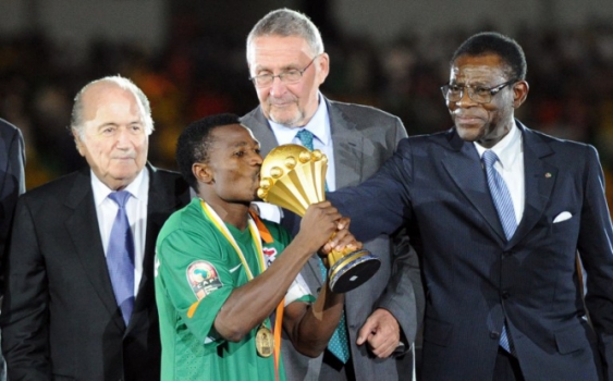 Katongo beijo o troféu da Copa Africana de Nações de 2012 conquistada por Zâmbia