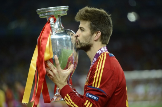 Piqué beija o troféu da Eurocopa conquistada pela Espanha em 2012