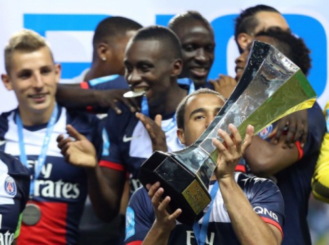 Lucas beija o troféu do Campeonato Francês de 2013 que o PSG ganhou