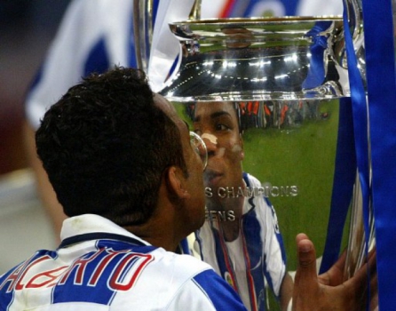 Carlos Alberto beija a orelhuda que o Porto ganhou em 2004