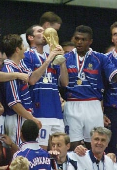 Zidane beija o troféu da Copa do Mundo de 1998, em que a França ganhou do Brasil na final
