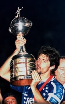 Gottardo beija o troféu da Copa Libertadores que ganhou pelo Cruzeiro em 1997