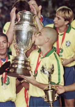Ronaldo beija o troféu da Copa América de 1997
