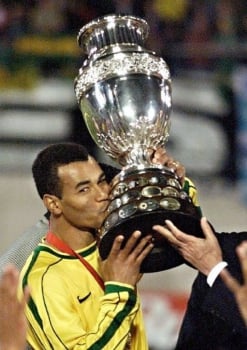 Cafu beija o troféu da Copa América de 1999