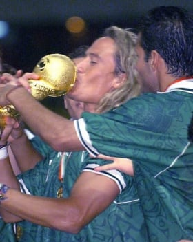 Luis Hernandez, do México, beija o troféu da Copa das Confederações de 1999