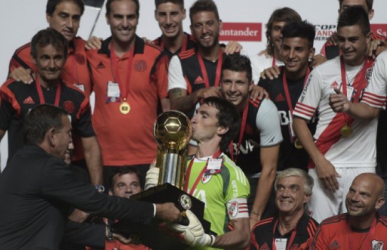 Barovero, do River Plate, beija a taça da Recopa Sul-Americana de 2015