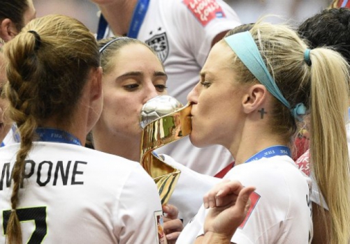 Julie Johnston beija o troféu da Copa do Mundo feminina que os EUA levaram em 2015