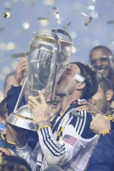 Beckham beija o troféu da MLS Cup que ganhou pelo LA Galaxy em 2011
