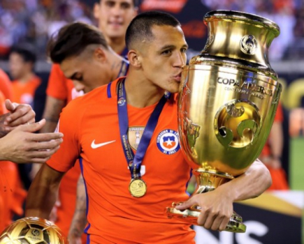 Sánchez beija a taça da Copa América deste ano, que ganhou pelo Chile