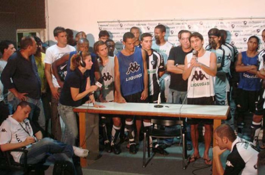 Jogadores do Botafogo chorando 2008