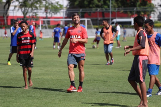 Diego em ação com crianças na Gávea