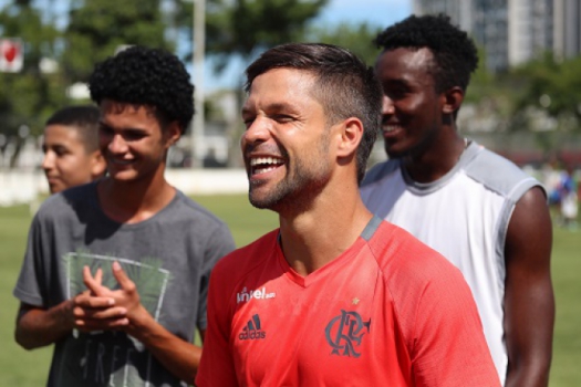 Diego em ação com crianças na Gávea