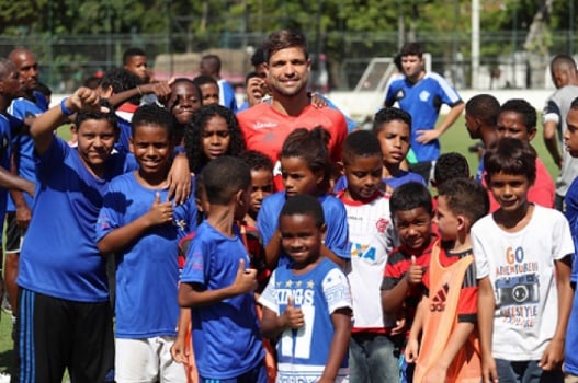 Diego em ação com crianças na Gávea