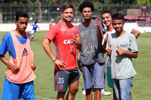 Diego em ação com crianças na Gávea