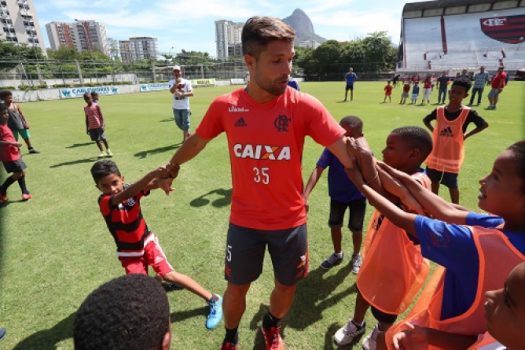 Diego em ação com crianças na Gávea