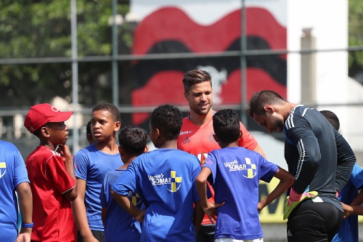 Diego em ação com crianças na Gávea