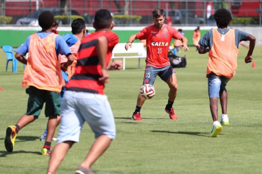 Diego em ação com crianças na Gávea