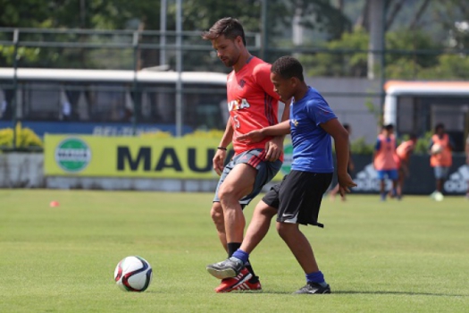 Diego em ação com crianças na Gávea
