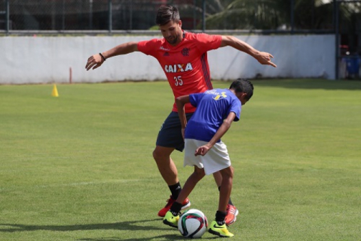 Diego em ação com crianças na Gávea