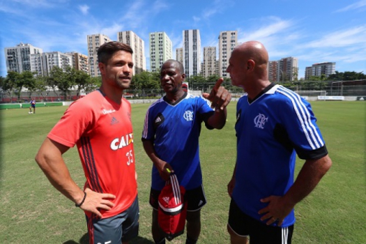 Diego em ação com crianças na Gávea