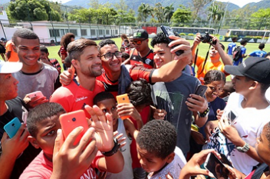 Diego em ação com crianças na Gávea