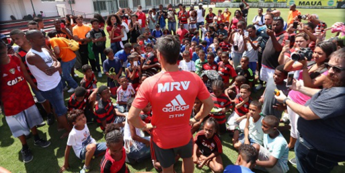 Diego em ação com crianças na Gávea