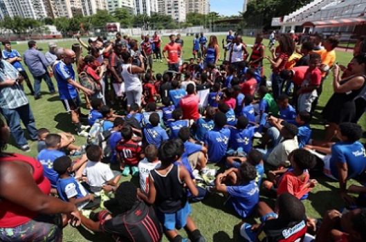Diego em ação com crianças na Gávea