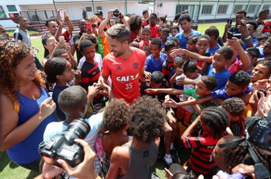 Diego em ação com crianças na Gávea