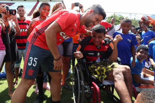 Diego em ação com crianças na Gávea