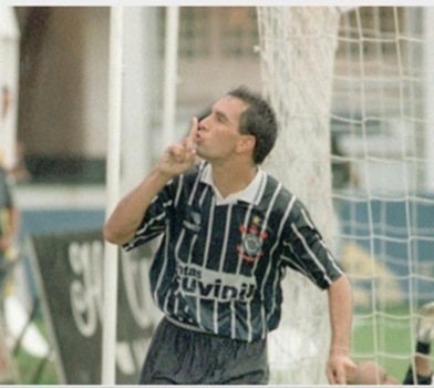 Edmundo pedindo silêncio
