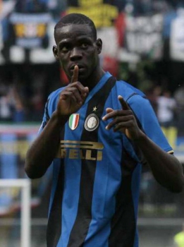 Balotelli pedindo silêncio