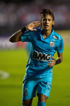Neymar comemorando com mão no ouvido