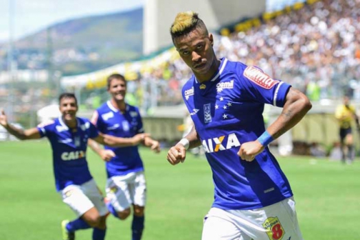 Rafael Silva imitando galinha pelo Cruzeiro