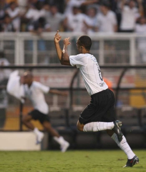 Cristian comemorando com dedos do meio