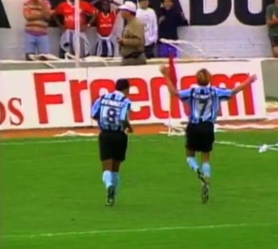 Paulo Nunes imita saci pelo Grêmio contra o Inter