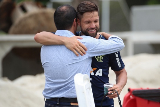 Diego recebe abraço de Rodrigo Caetano