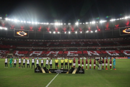 Um mosaico gigante foi preparado para a estréia: "Isso aqui é Flamengo", era o recado das arquibancadas